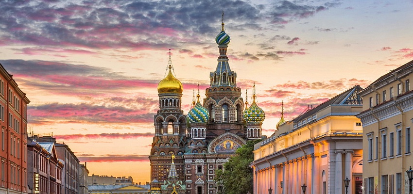 Тур в Санкт-Петербург на шоу открытия фонтанов в Петергофе - Изображение 0