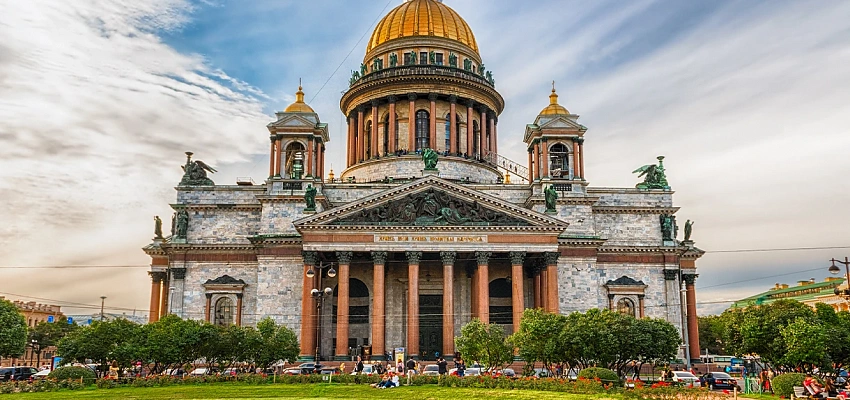 Тур в Санкт-Петербург на шоу открытия фонтанов в Петергофе - Изображение 0